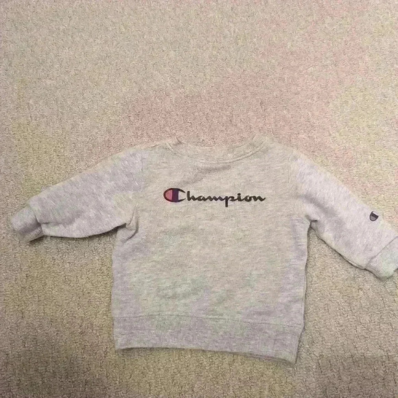 Baby Gap bundle 1 Gap jacket, 2 sweatshirts - size 6-9 mts - like new - Picture 4 of 7